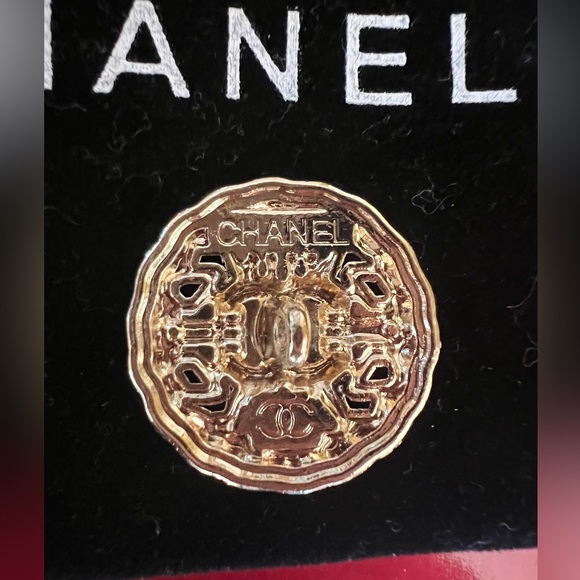CHANEL Gold Embellished Button Collection - Picture 6 of 6